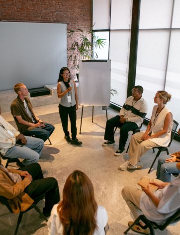 Icebreakery, czyli jak budować relacje i pozytywną atmosferę w zespole? - poradnik z ćwiczeniami